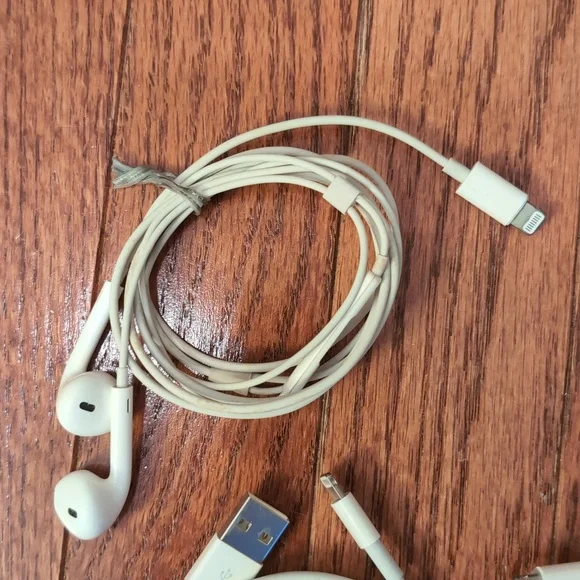 Apple Earbuds USB Cables & Apple Watch Chargers - Picture 2 of 7